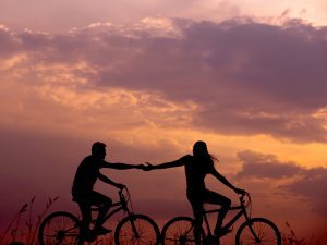 Seni Mencintai Ala Erich Fromm yang Bagus buat Rujukan Yang-yangan