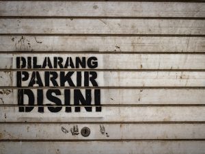 Jangan Parkir Di Depan Pintu, Wahai Manusia yang Budiman!
