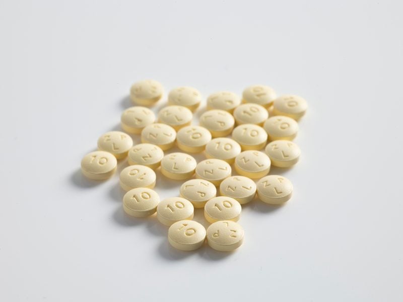 5 Informasi Penting yang Perlu Kalian Tahu Sebelum Konsumsi Obat terminal mojok.co apoteker apotek farmasi efek samping obat