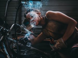Wahai Pengendara yang Baik, Merokok Sambil Berkendara Itu Cupu