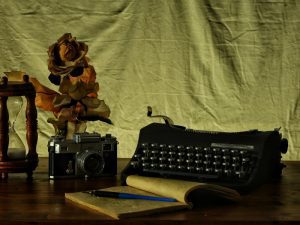 Film Ghost Writer: Meminta Bantuan Setan Merupakan Alternatif Untuk Menamatkan Naskah Novel yang Nggak Kelar-Kelar