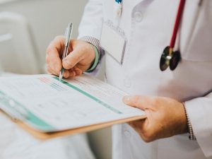 Dokter Tukang Sindir yang Membuatku Memilih Menahan Rasa Sakit