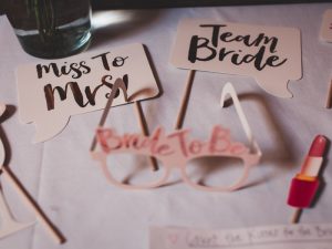 Kepada Pelaku Bridal Shower di Tempat Umum: Dunia Bukan Milik Kalian Saja