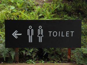Melihat Sisi Kemanusian Seseorang di Kamar Mandi