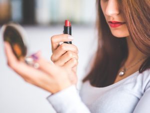 Menanggapi Lamanya Waktu yang Dibutuhkan Wanita Saat Berdandan