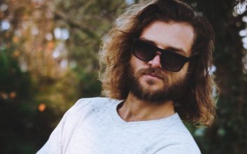 Alasan Cowok Rambut Gondrong Males Banget Cukur terminal mojok.co