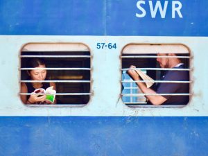 Apa Salahnya Baca Buku di KRL