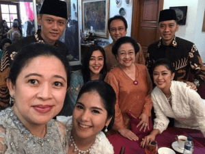 Kebersamaan Keluarga Pak SBY dan Ibu Mega dan Pentingnya Perdamaian Dalam Politik