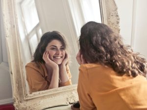 Toilet Mal Sebagai Tempat Favorit Untuk Bercermin: Soalnya Selalu Terlihat Good Looking, sih