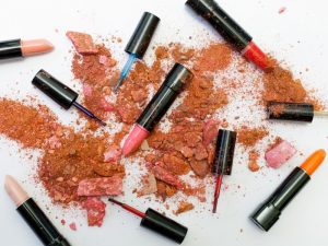Pakai Kosmetik : Aturannya Banyak Bener Ya?