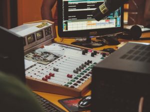 Apa Harus Menjadi Penyiar Radio Dulu Baru Bisa Sukses