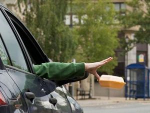 Mari Menyudahi Nyampah dari Dalam Mobil: Itu Sama Sekali Tidak Etis, Lur