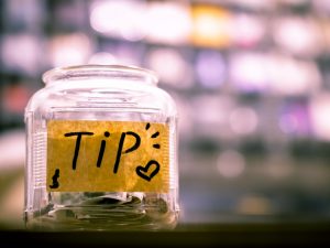 Tak Perlu Berikan Uang Tip ke Ojek Online, Biar Apa sih?
