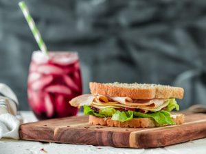 Usia Baru 20 Tahun Tapi Sudah Jadi Generasi Sandwich