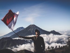 Kenapa Sih Mau Bergembira dengan Panjat Pinang Kok Dilarang?