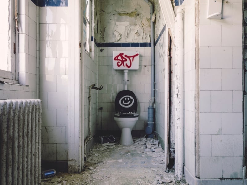Antek Pengguna Toilet yang Menjengkelkan dan Perlu Dibina toilet umum etika buang air terminal mojok.co