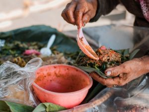 Banalitas Pedagang Makanan yang Tak Memakai Daun Pisang