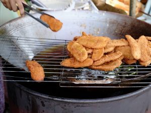 Kelakuan Para Pembeli Gorengan: Lain yang Dipegang, Lain Pula yang Dibeli