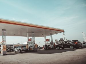 Penting Ya Ritual “Menggoyangkan” Kendaraan Bermotor di SPBU