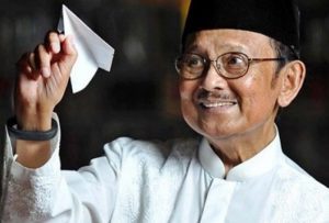 BJ Habibie: Pionir Teknologi, Pembuka Keran Demokrasi, dan Pemikir Islam Kontemporer