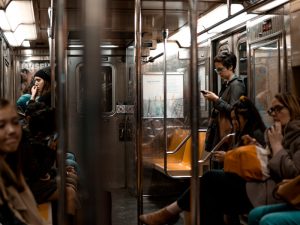 Mencoba Kenyamanan Tiga Posisi Berdiri di KRL