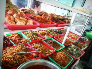 5 Kelakuan Pembeli yang Bikin Kesal Pemilik Warung Makan