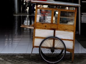 Menu di Warung Makan Itu Beragam, Tapi Kenapa yang Selalu Dipesan Bakso Lagi?