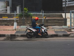 Dear, Orang yang Bermain Handphone Saat Berkendara: Kalian Menyebalkan dan Mengabaikan Keselamatan