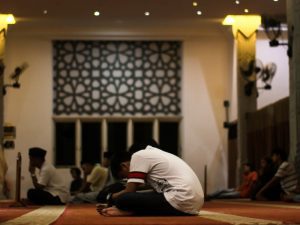 Ketika Jin yang Menyerupai Seorang Teman Ikut Salat Jumat