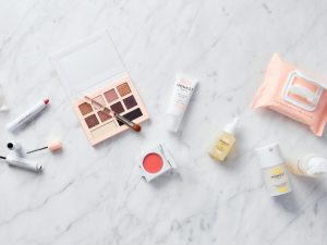 Beda Cushion dan Foundation: Kekurangan, Kelebihan, dan Cara Makenya