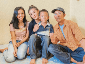Awkarin Berbuat Baik, Kok Banyak yang Terusik?