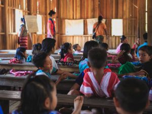Posisi Duduk Saat Belajar di Kelas dan Segala Mitosnya