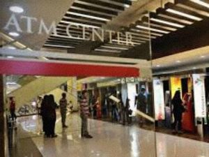 4 Tipe Orang Menyebalkan yang Biasa Ditemui Saat Antri di ATM Center
