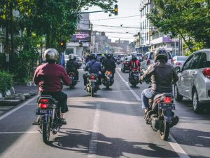 Untuk Perempuan Berjilbab Besar yang Bonceng Sepeda Motor: Lampu Sein Belakang Itu Bukan Aurat, Jadi Tak Perlu Ditutupi