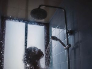 Diganggu Suara Gaib Saat Bernyanyi di Kamar Mandi