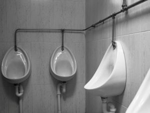 Beberapa Hal yang Bisa Dilakukan Saat Nungguin Temen di Toilet