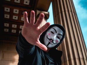 Auto Base dan Kecenderungan Bersembunyi di Balik Akun Anonim