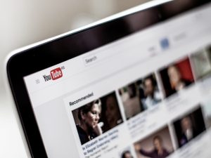 Nonton Webseries: Sebuah Cara Untuk Berdamai dengan Waktu dan diri sendiri