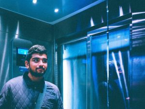 Naik Lift: Dari Pura-Pura Sibuk Hingga Nahan Kentut