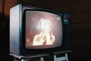 Kenapa Sih Orang Suka Berkomentar dan Terbawa Suasana Pas Nonton Sinetron?