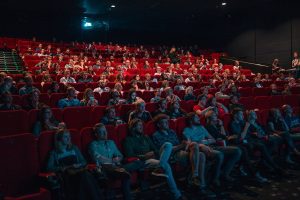 Bertobatlah Wahai Kalian yang Sering Bertanya Saat Menonton Film di Bioskop
