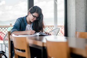 Menjadi Ambis atau Tidak Ambis dalam Pusaran Kehidupan Mahasiswa