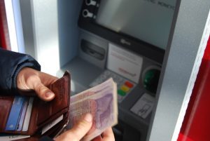 Sudah Hidup Susah, Hobinya Ngepoin Isi ATM Selebriti