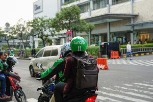 Asyik Juga Diskusi Politik di Atas Jok Motor Ojek Online
