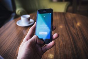 Kebahagiaan dan Merasa Eksis di Media Sosial Saat Mention Dibalas oleh Tokoh Idola