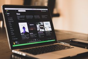 Fyi, Nggak Ada yang Peduli Sama Playlist Spotify Kamu