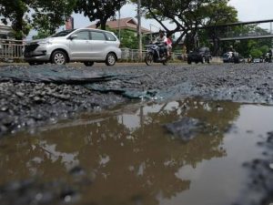 Tahun Baru itu Fana, Jalan Berlubang yang Abadi