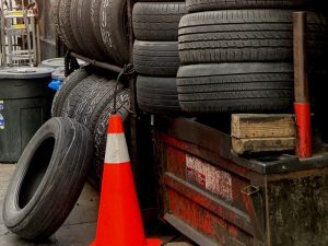 Tips dari Tukang Tambal Ban: Cara Deteksi Dini Ban Bocor atau Kempes Belaka