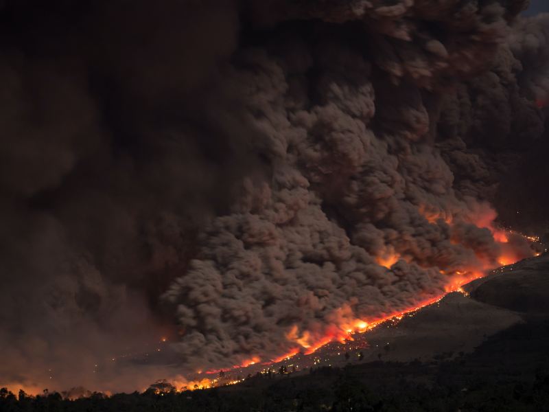 erupsi gunung sinabung bencana alam karena ulah manusia di indonesia mojok.co