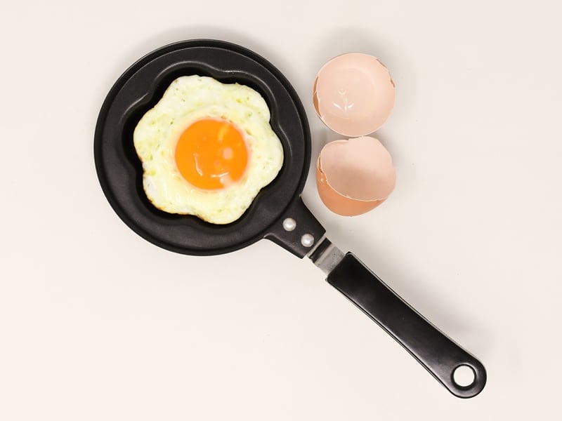 Tutorial Masak Telur Ceplok yang Aman dan Nggak Muncrat-Muncrat